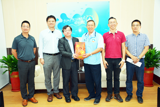 金門縣政府參議張瑞心(右三)致送紀念禮物及與台大教授張倉榮(左三)等人合影。(楊水詠攝)