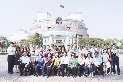 金門縣議會至台南市議會拜會並合影。（議會提供）