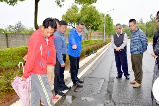 針對地區交通路網的整平及養護,縣長楊鎮浯期許工務處等主管機關要達到「道路平整、養護快速、行車安全、人民有感」之目標。(翁維智攝)