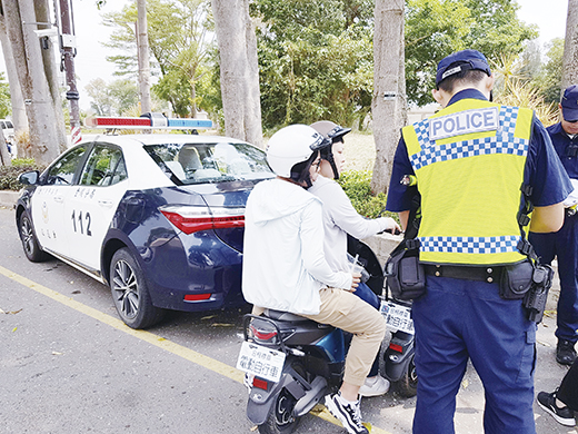 針對租賃業者將電動機車租給未取得合格駕照的旅客,金城分局員警加強臨檢取締。(金城分局提供)