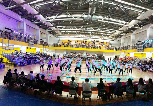 金門大學「108學年度全校聯合迎新晚會」於日前在金大體育館舉行，依照往例並舉辦毛毛蟲舞蹈比賽。（金門大學提供）