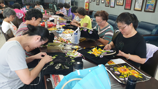 絲帶繡手做課程,學員個個認真。(許峻魁攝)