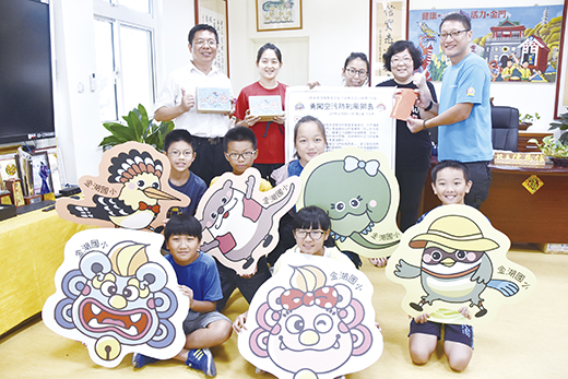 金湖國小楊玉蘭(後排右二)、方玲琳(後排右三)兩位老師以自行研發的桌遊教具「勇闖空污防制風獅島」,參加行政院環境保護署108年度環境教育空氣污染防制教具設計競賽活動,榮獲全國「特優」的殊榮。(詹宗翰攝)