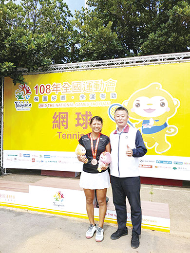李珮琪（左）在本屆全運會「女子組網球單打賽」拿下銅牌，右為其教練孫炳賢。（陳冠霖攝）