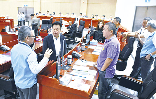 金門縣議會議長洪允典(左二)與議員和縣府主管討論議事情形。(楊水詠攝)