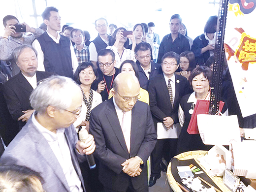 2019台灣地方創生展刻正於松山文創園區展出,行政院長蘇貞昌於展覽首日蒞臨訪視各縣市的展區。(文化局提供)