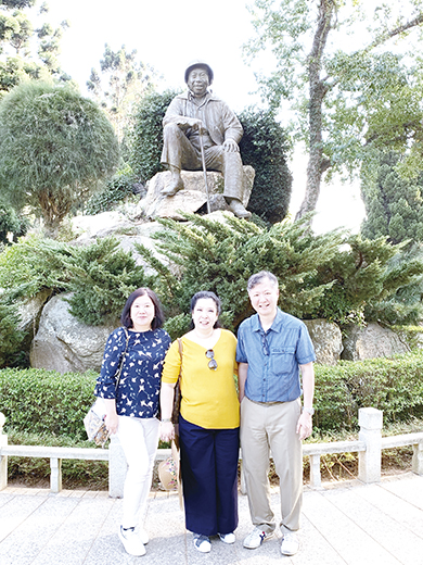 蔣宋美齡夫人的義孫女陳嘉玲（Monica Sy）（中）偕同夫婿施培勇（Edward Sy）（右），和金門好友柯蓉蓉，參觀蔣經國紀念館園區，陳嘉玲心情格外激動。（許加泰攝）