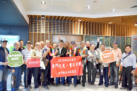 前金防部司令官賈輔義中將率領在大膽島服役老部屬重回小金門戍守舊地憶舊。
(李金鎗攝)