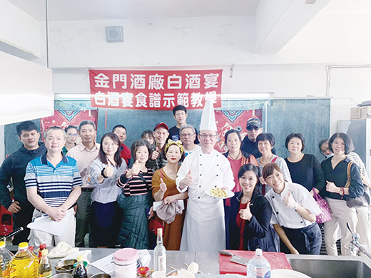 金酒公司開課「白酒宴食譜示範教學」,教授餐飲業者白酒宴八道美食入菜秘方。(金酒公司提供)「未成年請勿飲酒」