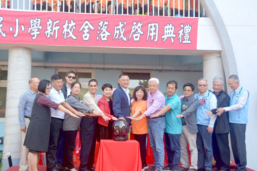 金鼎國小歡度106週年校慶暨新校舍落成啟用,縣長楊鎮浯、金寧鄉長楊忠俊、校長曾秀玲等人參與新校舍啟動儀式。(許加泰攝)