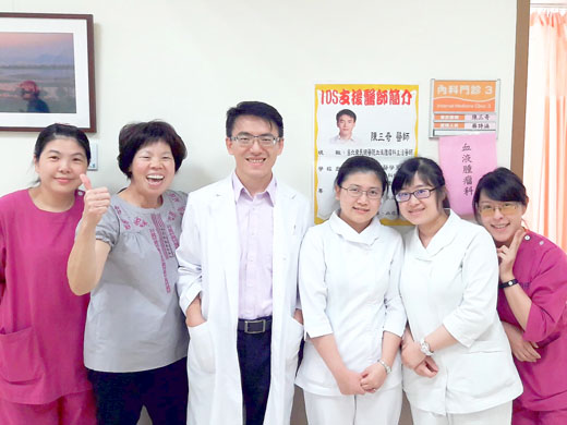 北榮陳三奇醫師（左3）每週一次來金門醫院開設血液腫瘤科門診。（陳冠霖攝）