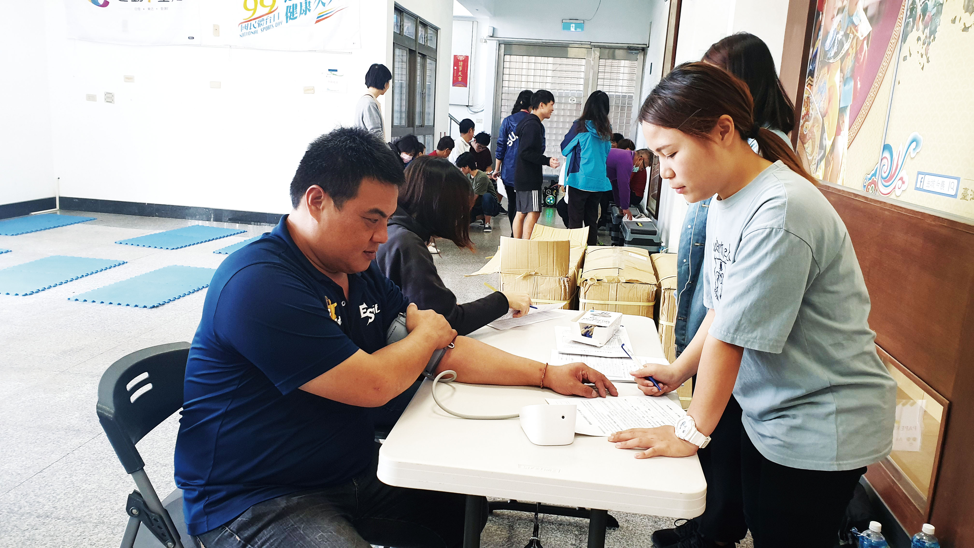 體適能檢測,鎮長李誠智(左)也下場測試。(許峻魁攝)