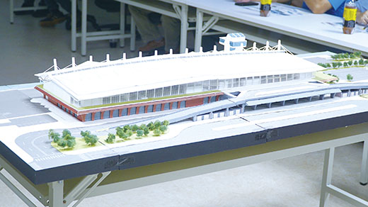 港務處說明金門水頭港大型旅客服務中心新建工程歷年來工程執行情形。(許峻魁攝)