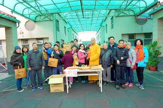 寒冬送暖,海印寺住持性海法師昨率領志工及董事一行十人,走訪晨光及福田致贈圍巾和團體加菜金。(晨光提供)