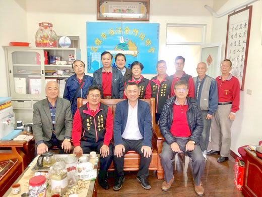 縣長楊鎮浯(前排左三)昨拜訪高雄市浯江金門同鄉會理事長黃根寶(前排左二)與同鄉會理監事成員。(縣府提供)