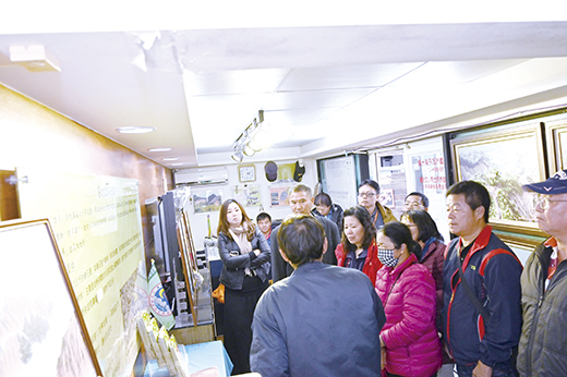 烈嶼鄉長洪若珊帶領社區幹部參觀燕巢「月世界」地質公園，聽取導覽解說。（許加泰攝）