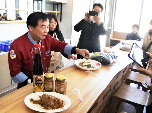 農試所「豆麥味噌及小麥高粱醬油」研發產品成果發表會,由郭明達解說釀造原理,並分組製作四道美味料理。(陳麗妤攝)