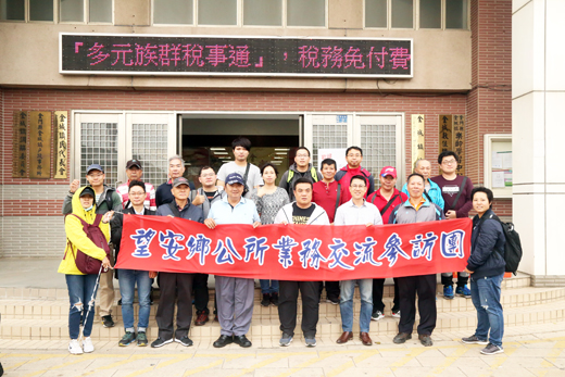 望安會金城,雙方在公所前合影。(金城鎮公所提供)