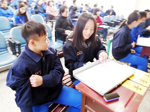 金沙國中「金頭腦」班級接力賽昨登場,8年級各班師生齊聚一堂腦力激盪。
(金沙國中提供)