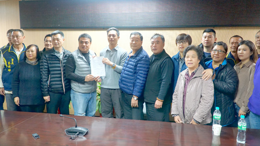 金城鎮所會連袂遞交陳情書給議會。(許峻魁攝)