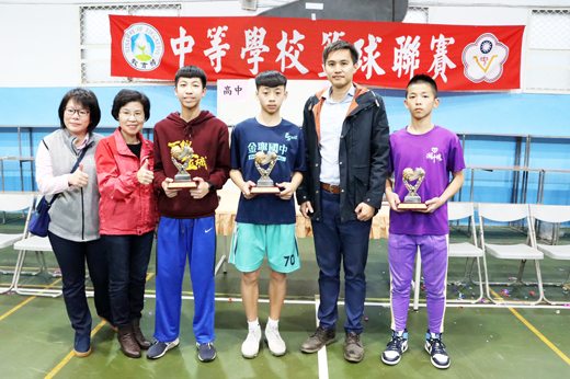 金門縣中等學校籃球錦標賽落幕,陳家輝頒獎表揚績優隊伍。(李金鎗攝)