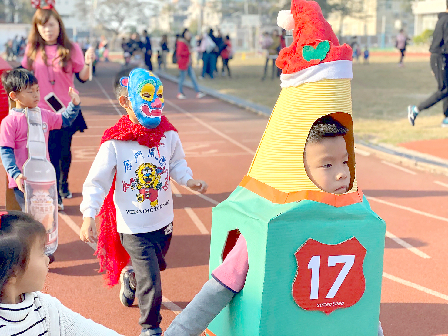 柏村國小附屬幼兒園的親子運動會宛如變裝遊行。（柏村國小附幼提供）