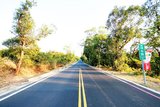 道路整平等基礎設施的改善精進，是縣府優先的急迫工作。（縣府提供）