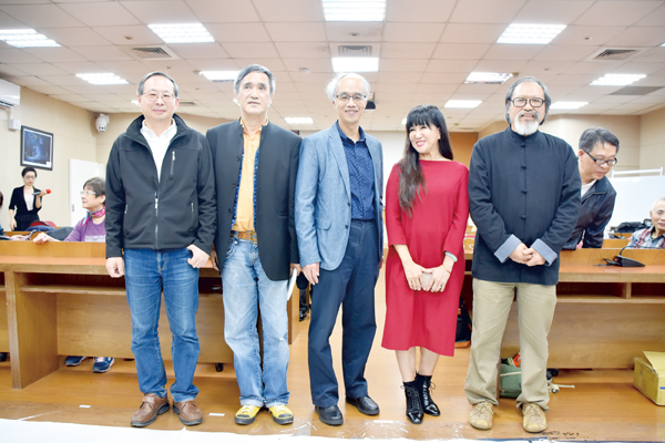 王婷(右二)新書發表會,由藝文界朋友策畫活動,將詩、舞蹈、書法跨領域的合作並紛紛購書請王婷簽名。(詹宗翰攝)