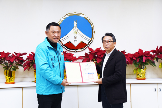 縣長楊鎮浯致贈感謝狀,答謝金門景觀總顧問團隊、金管處及5鄉鎮公所,協助本縣推動107年度中央補助計畫,並於全國各縣市中獲得「特優」榮譽。(翁維智攝)