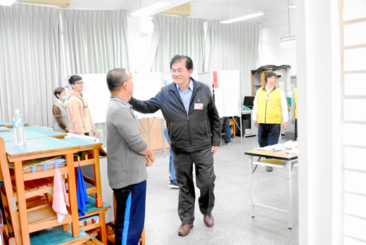 張忠民視察投開票所,慰問選務人員與執勤員警。(許峻魁攝)