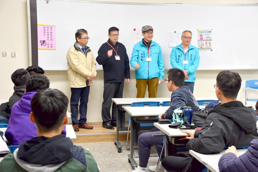 副縣長黃怡凱等人在考試前為考生加油打氣,勉勵考生以平常心應試。(詹宗翰攝)
