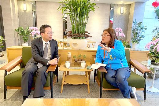 縣籍立委陳玉珍前往民航局拜會林國顯局長,就春節及馬拉松賽的旅客疏運交換意見,要求民航局務必做好各項準備。(立委陳玉珍服務處提供)