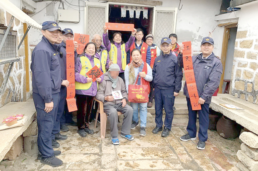 金城分局分局長李益杰等一行人,慰問轄內獨居長者。
(金城分局提供)