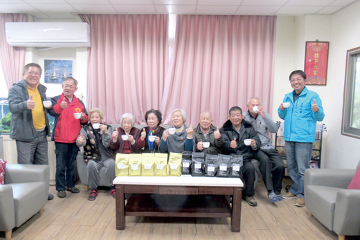 古多利咖啡總經理楊建新送好咖啡給大同之家的長輩們。（大同之家提供）