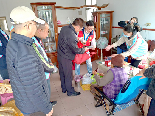 金門大學陳建民校長（左一）率師生會同華山基金會志工探慰獨居長者賀節。（金門大學提供）