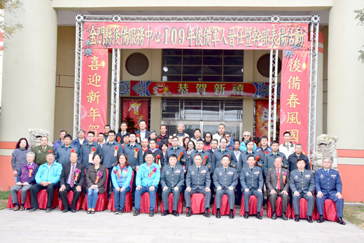 晉任的後備軍人與受表揚的後備幹部及眷屬楷模,一起和長官合影。(詹宗翰攝)