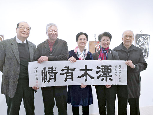 楊樹森《漂》個展,台北大澐藝術開幕,書藝家陳昆乾贈墨「漂木有情」,左起前文化部長洪孟啟、楊樹森、宋楚瓊、海基會董事長張小月及陳昆乾在展場留影。(鐘永和攝影)