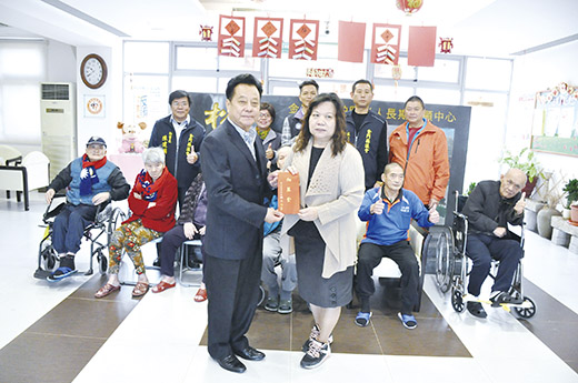 春節將屆!金門縣議會議長洪允典偕議員走訪松柏園老人長期照顧中心、福田家園等機構致送春節加菜金,願每一位長者、園生能夠好過年!(議會提供)