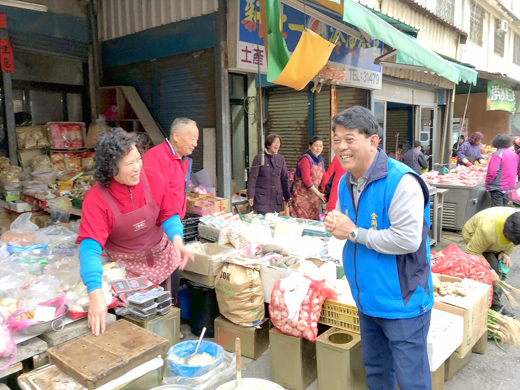 金湖鎮長陳文顧昨（20）日上午到山外傳統市場，關心商家供貨狀況。
（陳冠霖攝）