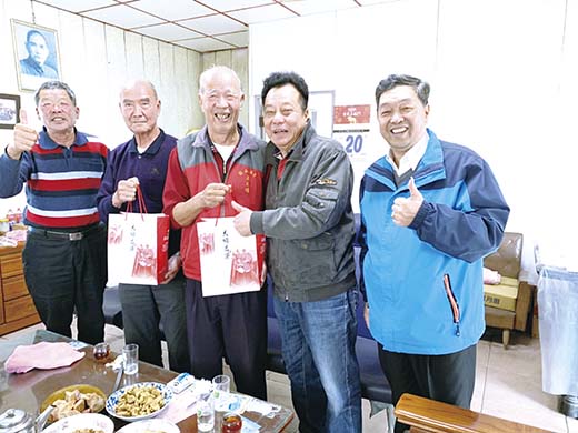 金門縣議長洪允典走訪老人中心與民眾話家常了解民情。(楊水詠攝)