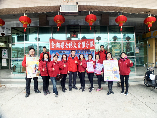 金湖婦女防火宣導隊前往新市大街及菜市場,宣導春節期間防火防災意識。(金湖消防隊提供)