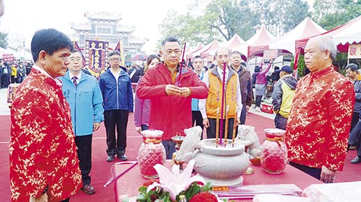 平安鹽祭儀式，縣長楊鎮浯（中持香者）親自主祭。（許峻魁攝）