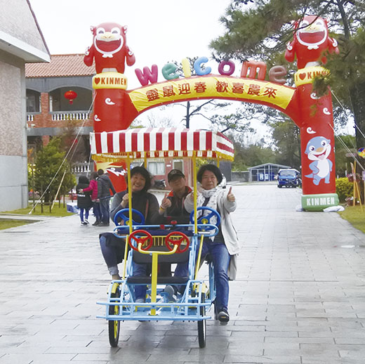 農試所「靈鼠迎春歡喜農來」系列活動，初一擠滿人潮，昨天公不作美，仍有不少民眾把握假期到訪遊園、闖關共度佳節。（陳麗妤攝）