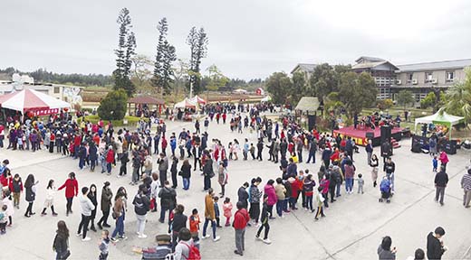 畜試所新春農業展,民眾初一到場大排長龍準備品嚐鮮奶及冰品。(陳麗妤攝)