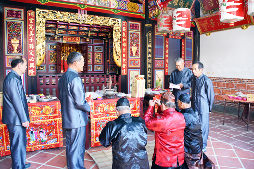 古寧頭李氏雄房始祖李以敬的誕辰紀念日,裔孫齊聚宗祠內依循古禮敬祭。
(李金鎗攝)