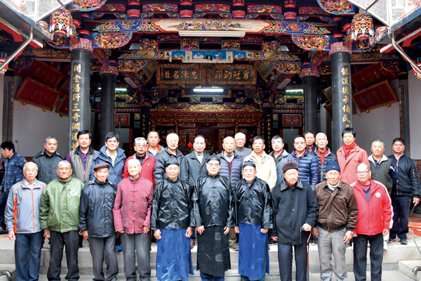 古寧頭李氏奇房始祖李仕明的誕辰紀念日,裔孫齊聚宗祠內依循古禮敬祭。(李金鎗攝)