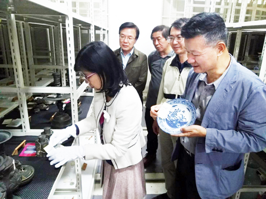 建構文物典藏體制、打造常民記憶庫,文化園區日昨邀請國立歷史博物館館長廖新田、國立故宮博物院登錄保存處處長岩素芬等多位學者抵金文物典藏交流,就文物典藏、數位建制進行成果分享,並至典藏室實物交流指導。(文化園區供)