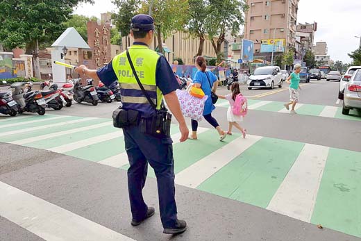 縣警局提醒家長重視幼童交通安全,走路要走人行道,穿越要走斑馬線。(縣警局提供)