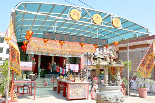 金寧鄉湖埔村湖峰雙忠廟管理委員會一連舉行三天做醮慶典來為武安尊王祝壽。(李金鎗攝)
