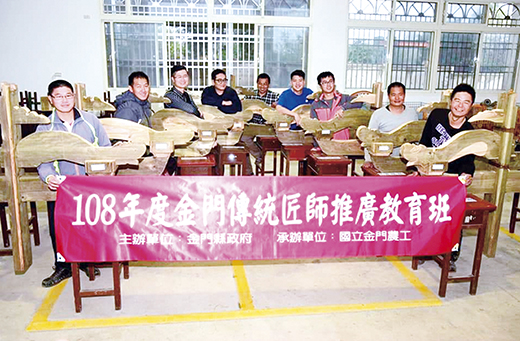 金門縣政府為解決傳統建築修復能量不足問題,特別擬定二年期培訓課程,第二年期學員日前在進行術科測驗後結訓。(縣府建設處提供)